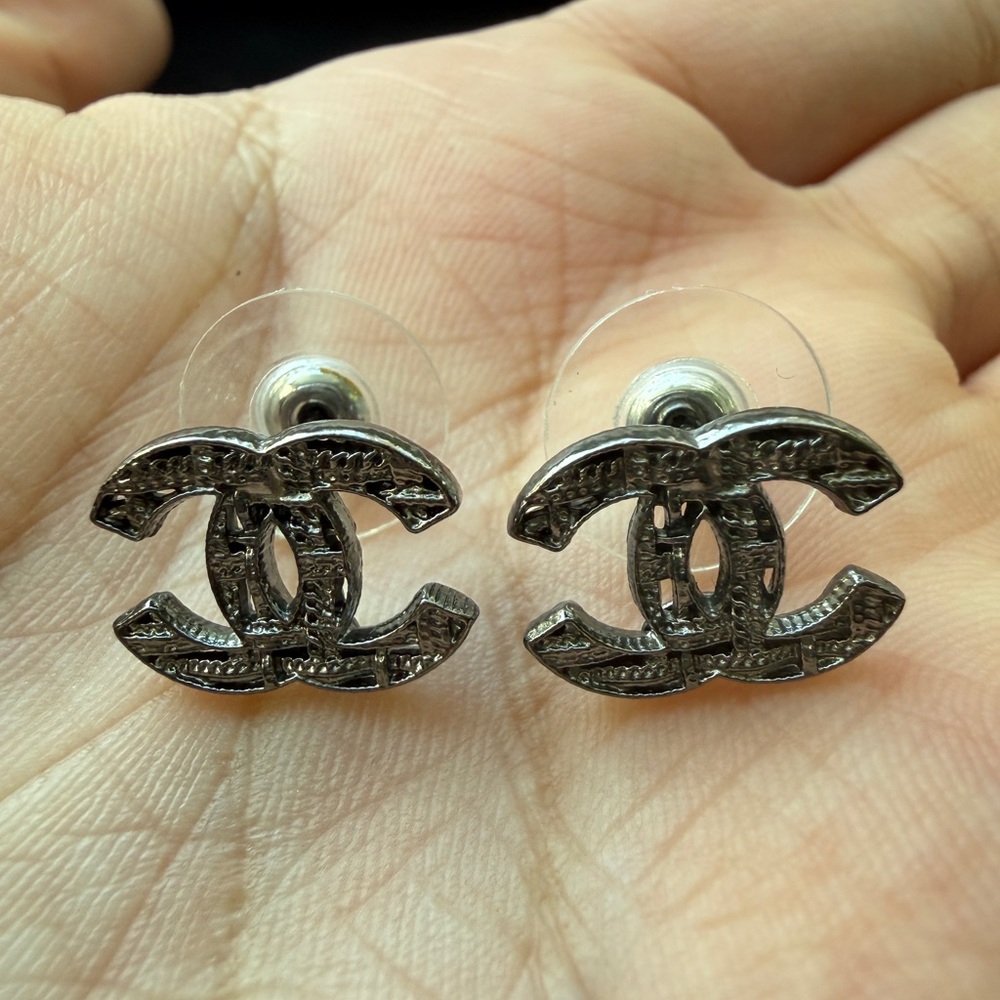 Chanel Classic CC Textured Silver Tone Stud Earrings With Box | Worn Twice - Picture 5 of 13